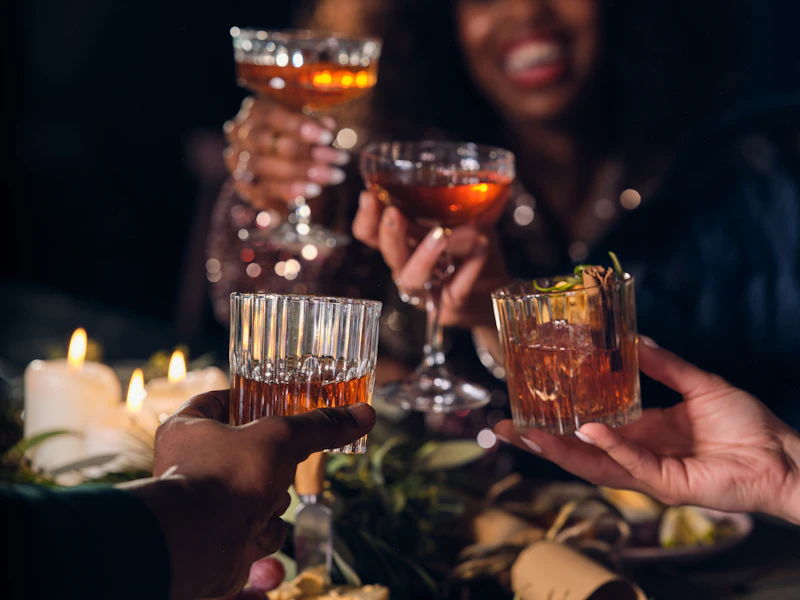 Folk som skåler rundt julebordsbordet
